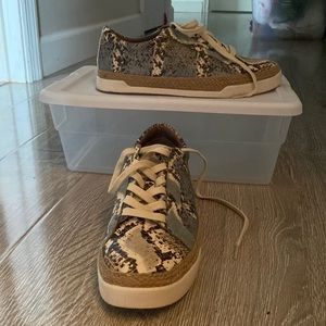 Crown Vintage blue and cream print espadrilles sneakers, size 7.50